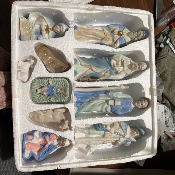 Vintage 11-Piece Nativity Set‎ With Wood Base By Crown Accents - Picture 6 of 16